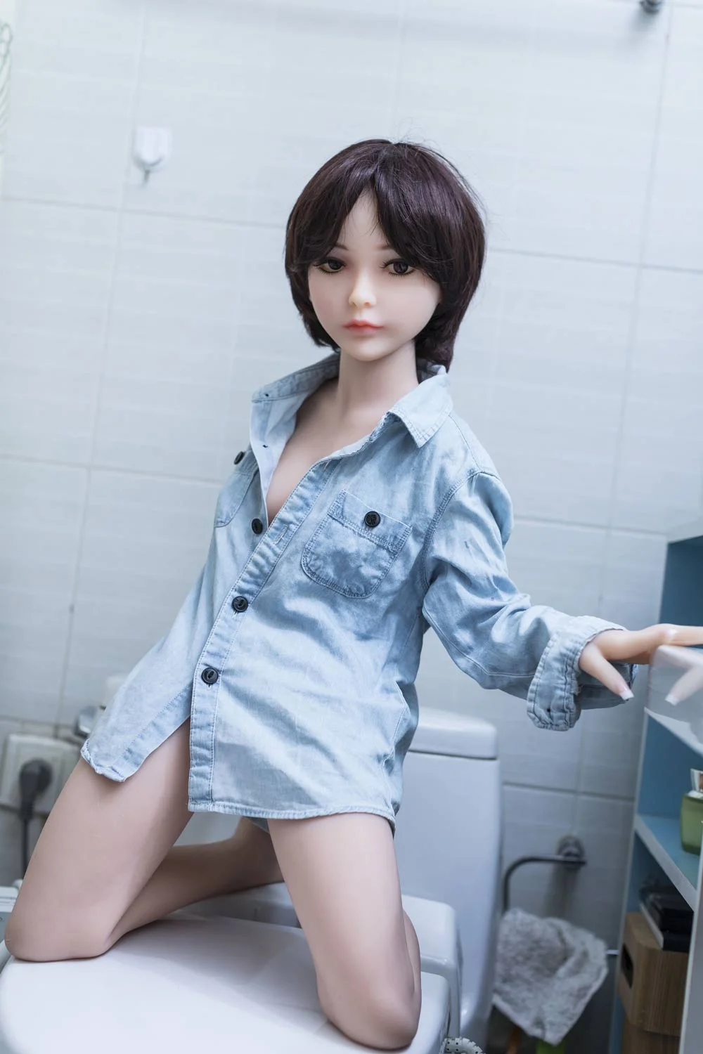 Mini sex doll with legs kneeling on the ground