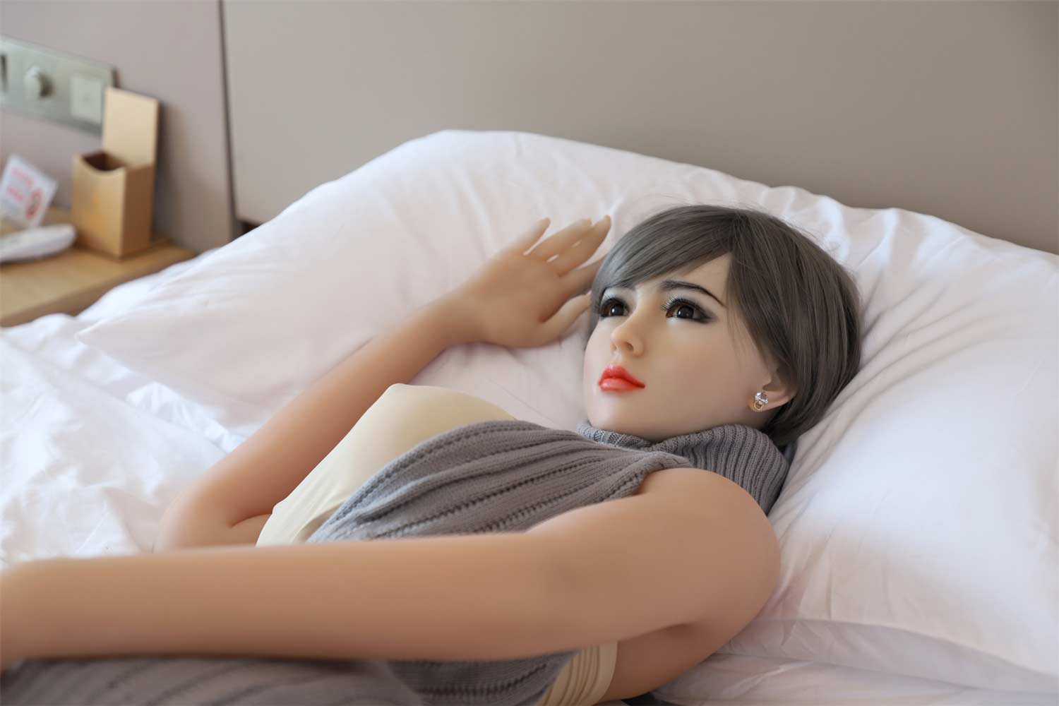 Silicone sex doll with hands on pillows