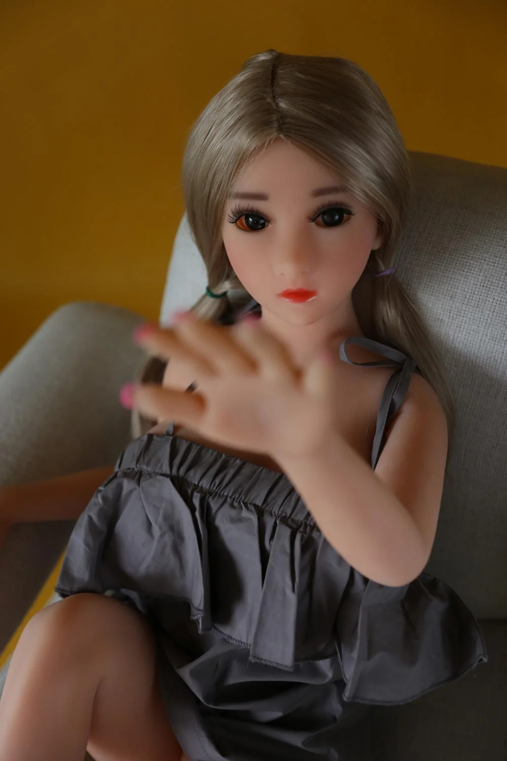 Mini sex doll with open palm