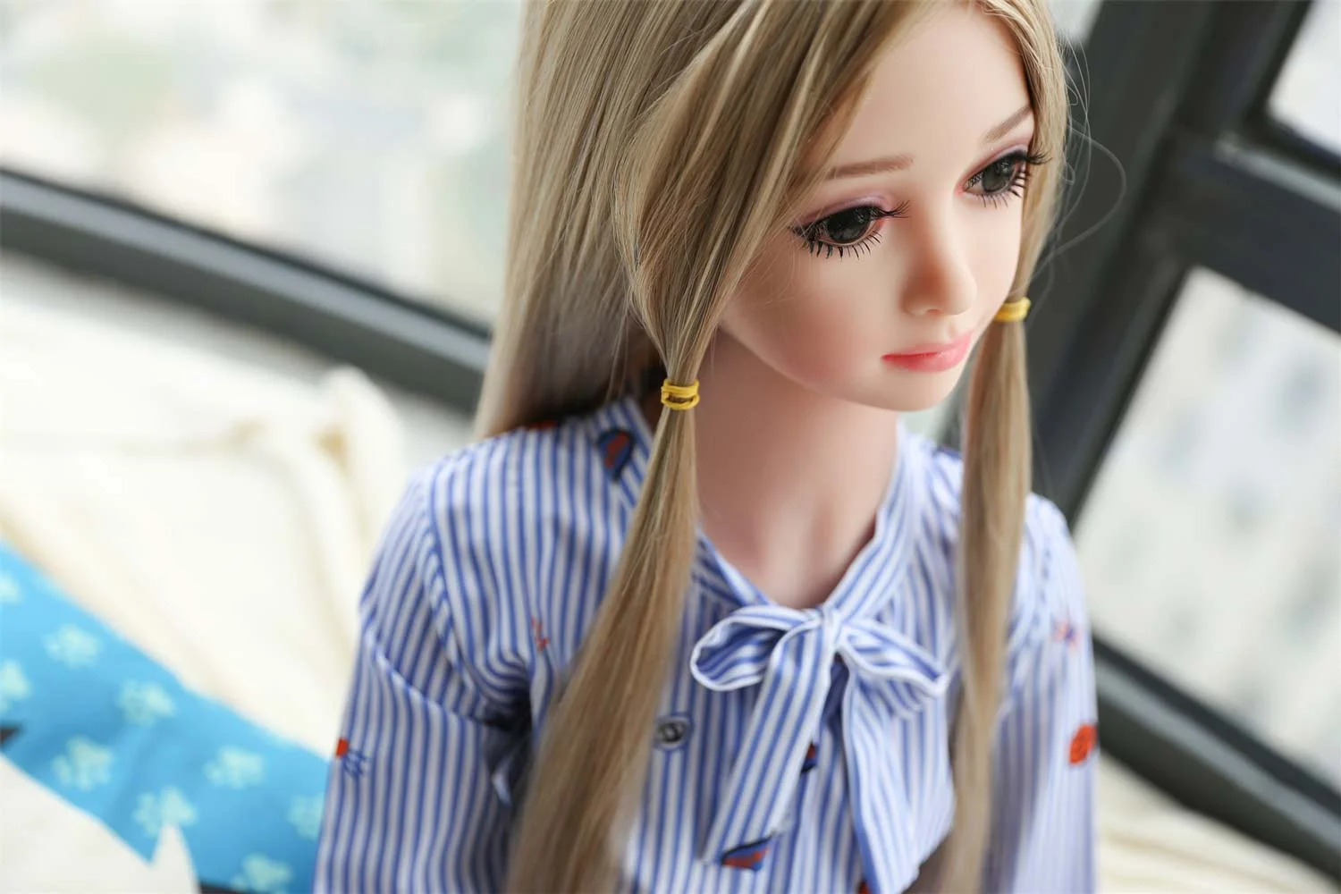 Mini sex doll with two strands of hair