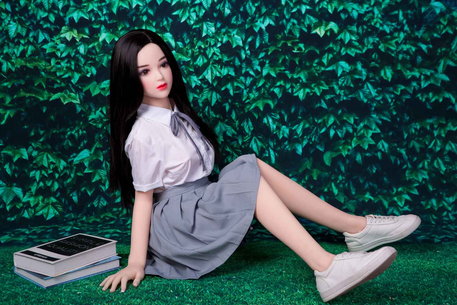 Mini sex doll with both hands on the ground