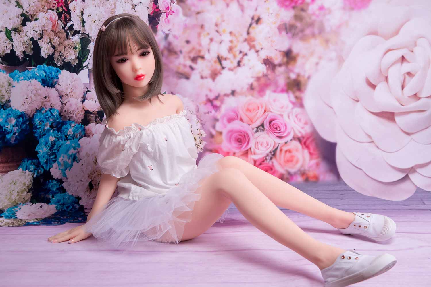Mini sex doll with both hands on the ground