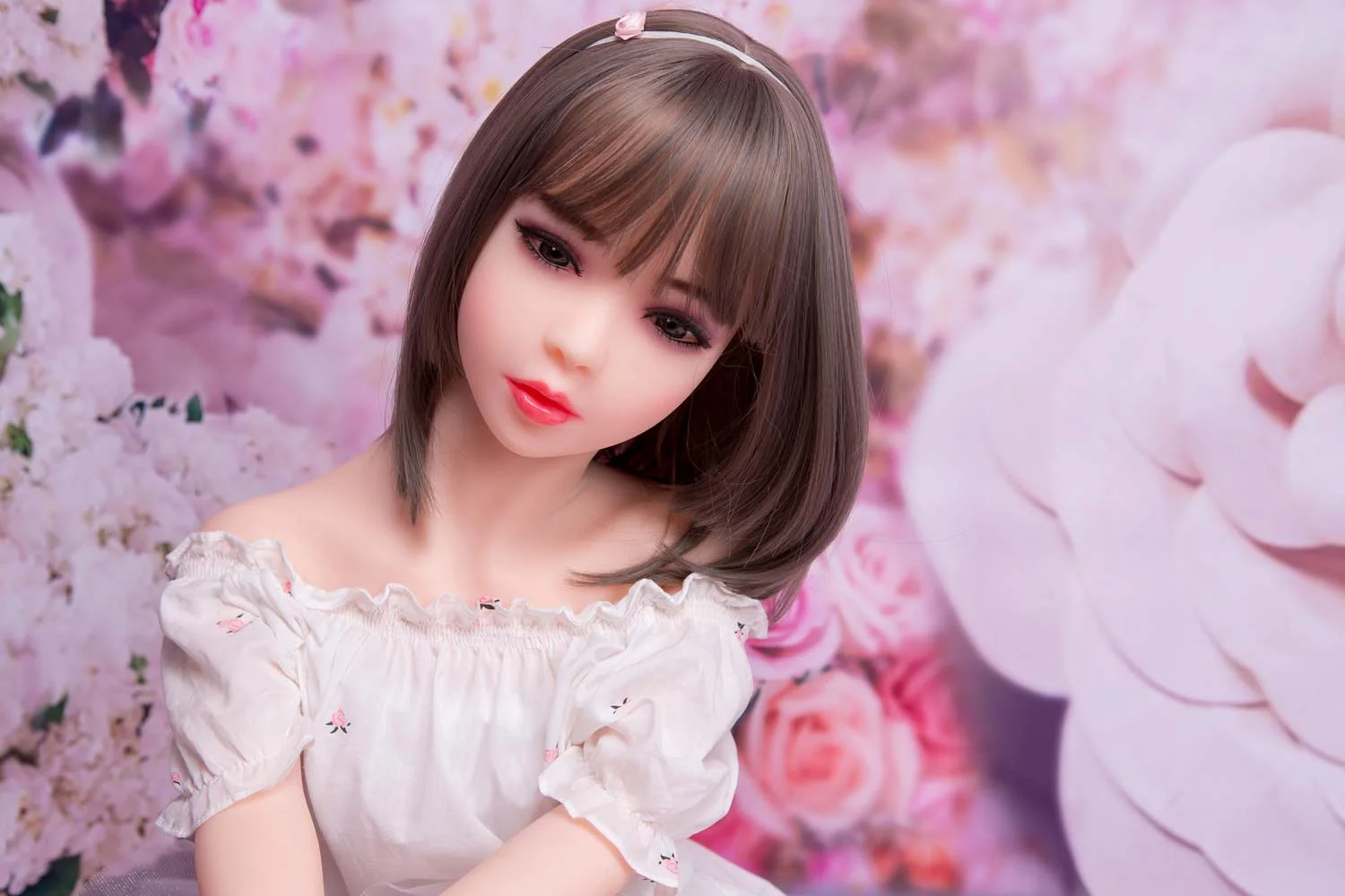 Mini sex doll with tilted head