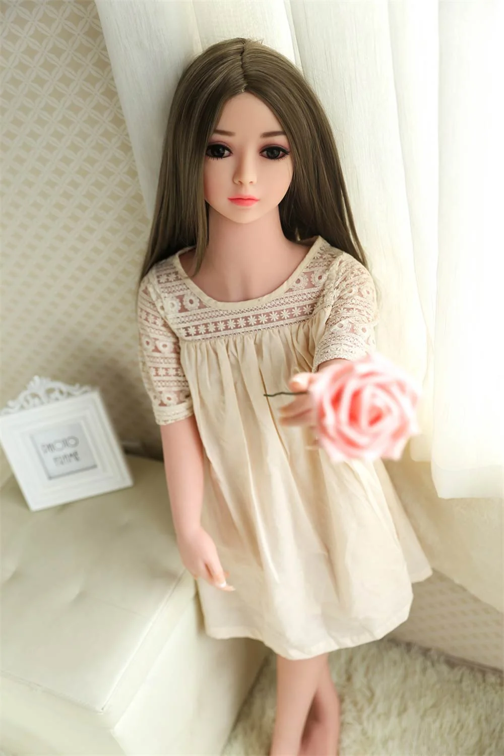 Pick up the mini sex doll that rose to show you